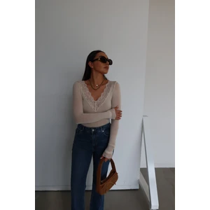 Özge Özgenç V Yaka Dantelli Kaşmir Bluz