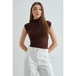 Omzu ve Yanları Drapeli Dik Yaka Bluz