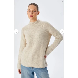 Siyah Triko Kazak Dik Yaka Kadın