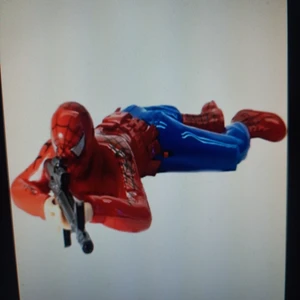 Spider-Man Pilli Yerde Sürünen Örümcek Adam