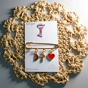 Kalpli Karpuzlu Yaka Iğnesi