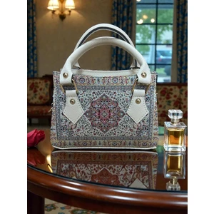 Kare El Çantası Kadın