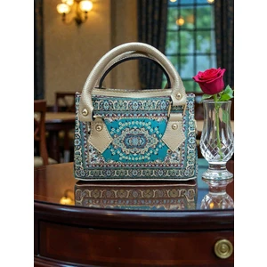 Kare El Çantası Kadın