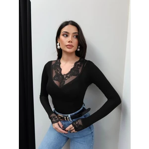 Esra Helvacı V Yaka Dantelli Transparan Bluz
