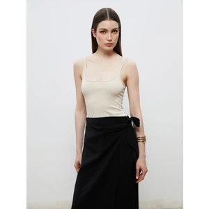 Kare Yaka Kadın Atlet