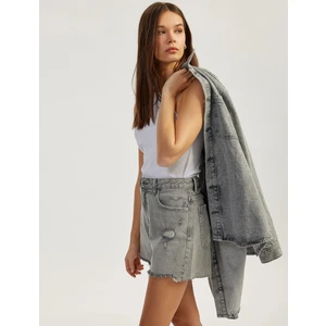 Yıpranmış Püsküllü Düğmeli Denim Şort