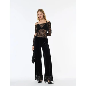 Regular Fit Paçası Dantelli Pantolon