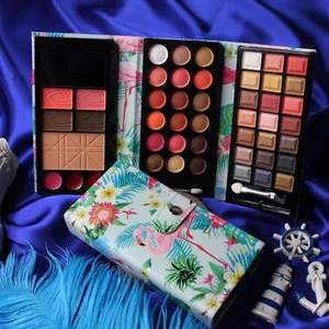 Iman Of Noble 3 Katlı Cüzdan Makyaj Seti Pratik Kullanım İçin Renkli Far ve Allık