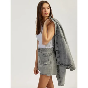 Yıpranmış Püsküllü Düğmeli Denim Şort