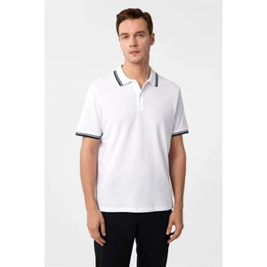 Beyaz Regular Fermuarlı Polo Yaka Tişört