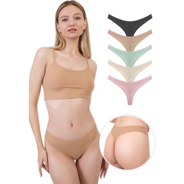 Suratda uning ko‘ylagi ko‘tarilgani va külot kiymagani ko‘rsatilgan.