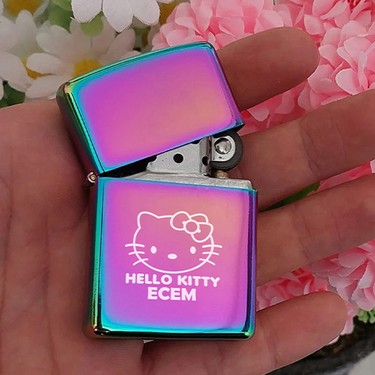 İşte Bu Kişiye Özel Isimli Benzinli Zippo Çakmak Pembe Hello Fiyatı