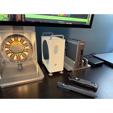美品 おまけ付き Apple Mac mini M4 3DŞehri M4 Mac Mini Kasa | Mac Pro Görünümlü Kılıf Fiyatı