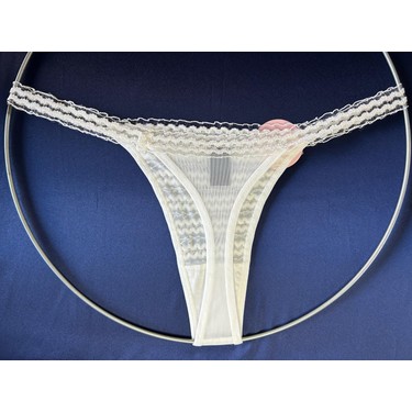 U yalaydi va tamponga ega.