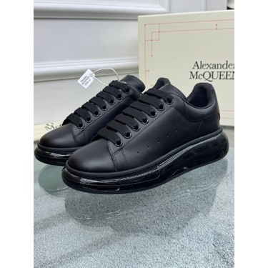 Siyah Deri Sneaker – Alexander McQueen'in İkonik Şıklığıyla Fiyatı