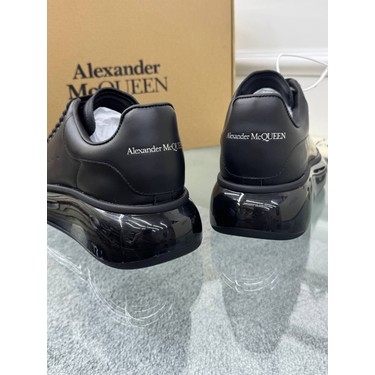 Siyah Deri Sneaker – Alexander McQueen'in İkonik Şıklığıyla Fiyatı