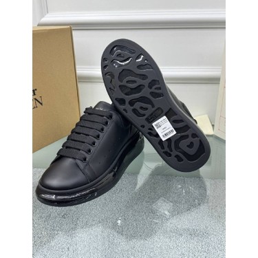 Siyah Deri Sneaker – Alexander McQueen'in İkonik Şıklığıyla Fiyatı