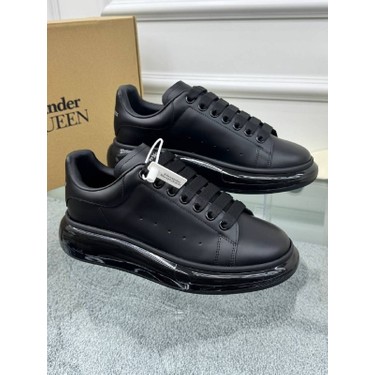 Siyah Deri Sneaker – Alexander McQueen'in İkonik Şıklığıyla Fiyatı