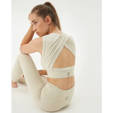 Ayma Active Krema Sırt Dekolteli Drape Detaylı Crop Sırt Pencereli