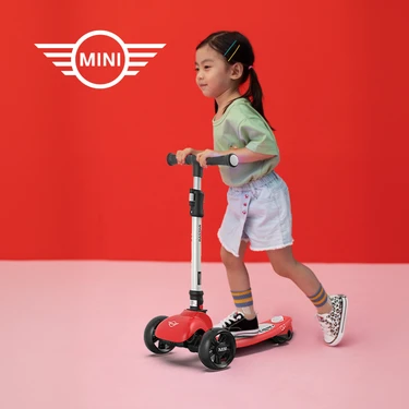 Mini Cooper Lisanslı 3 Tekerlekli Katlanabilir Ayarlanabilir Işıklı 50 kg Taşıma Kapasiteli Scooter