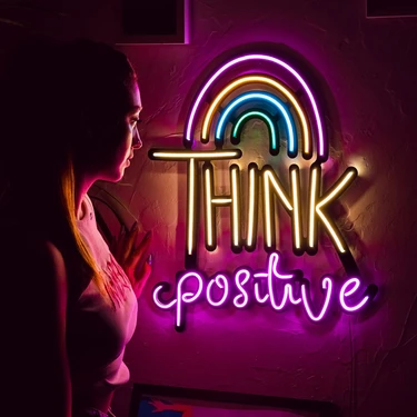 Think Positive Neon Duvar Dekoru (Tabela) - Metal Üzerine Neon Duvar Süsü ve LED Işık | 49 cm x