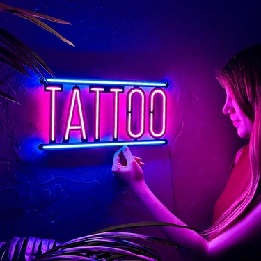 Tol Camp Tattoo Neon Yazısı - Metal Üzerine Dekoratif Renkli Işıklı Duvar Aydınlatması Tablo Tabela