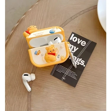 Fibaks Apple AirPods 3. Nesil Uyumlu 3D Winnie The Pooh Oyuncak Tasarımlı Figürlü Kopçalı Kulaklık