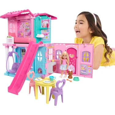 Barbie® Club Chelsea™ Açılır Ev Bebek ve 15'ten Fazla Aksesuar Içeren ve Açılınca Boyu 43 x +33