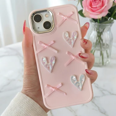 Apple iPhone 13 - 14 - 15 Kılıf Kamera Çıkıntılı Kalpli Fiyonk Desenli Pembe Yumuşak Silikon