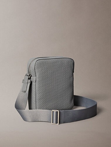 Calvin Klein Erkek Emblem Emboss Çapraz Askılı Çanta görsel 2