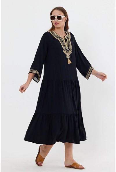 Yakası ve Kol Ucu Nakışlı Yarım Kol Kadın Elbise-Siyah