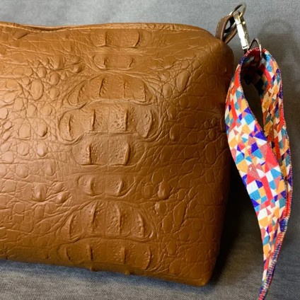 El Yapımı Deri Görünümlü Kahverengi Kol Çantası - 19 x 29 cm fırsatları