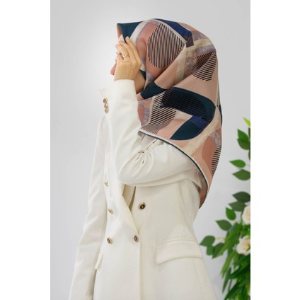 %100 Twill Ipek Geometri Desenli Lacivert - Vizon Renkli 90X90 Eşarp Kenar Dikiş Şekli El Dikişli