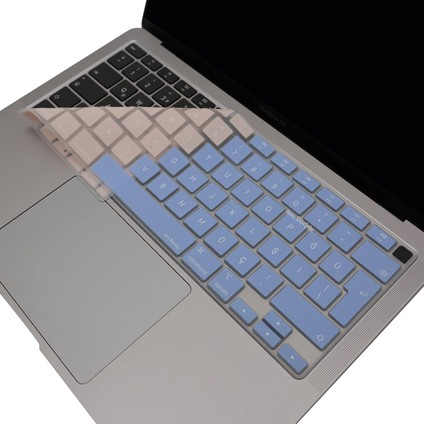 MacBook Air 13 Inç Klavye Koruyucu – A2179/A2337 M1 Uyumlu • Türkçe Q Baskı Stiker • Ultra Ince Silikon Toz & Sıvı Koruma Filmi Mavi Pembe