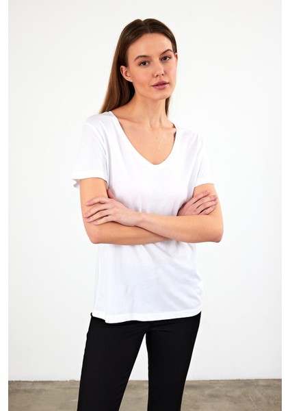 Kadın Boyfriend Beyaz V Yaka Regular Fit Modal Tişört (Lyocell)