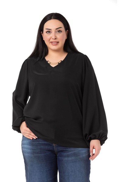 Büyük Beden Yakası Zincir Detaylı Kol Ağzı Lastikli Siyah Bluz