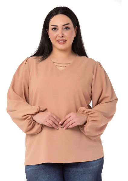 Büyük Beden Yakası Zincir Detaylı Kol Ağzı Lastikli Vizon Bluz