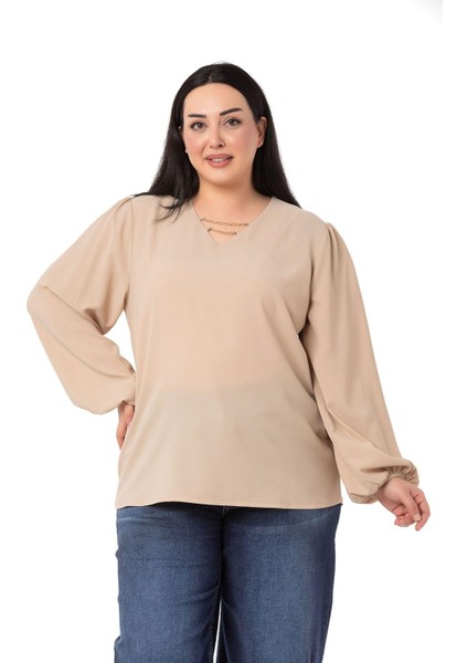 Büyük Beden Yakası Zincir Detaylı Kol Ağzı Lastikli Bej Rengi Bluz