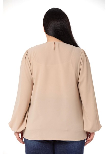 Büyük Beden Yakası Zincir Detaylı Kol Ağzı Lastikli Bej Rengi Bluz modelleri