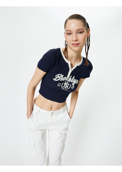 V Yaka Crop Tişört Düğmeli Baskılı Kısa Kollu Ribanalı Pamuklu Slim Fit