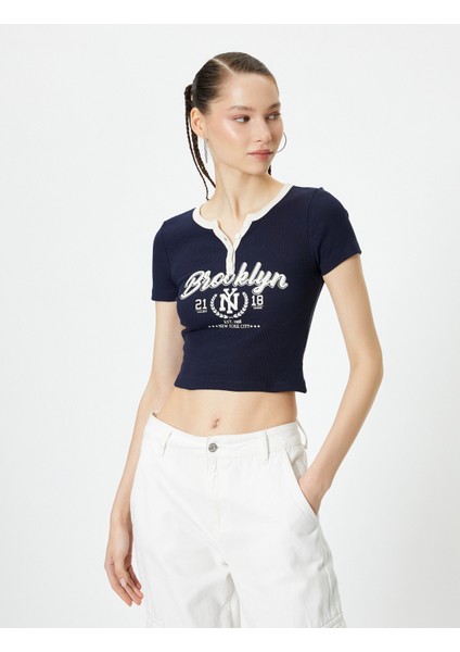 V Yaka Crop Tişört Düğmeli Baskılı Kısa Kollu Ribanalı Pamuklu Slim Fit modelleri