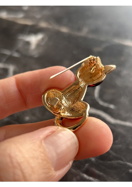 Kırmızı Taşlı Kedi Hediye Iğneli Çelik Kadın Broş fırsatları