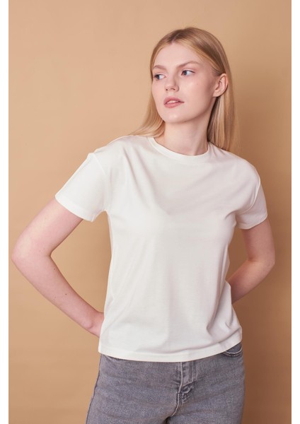 Kadın Sıfır Yaka Kırışmaz Span Karışımlı Şık Kısa Kol Likralı T-shirt Bluz-Krem fırsatları