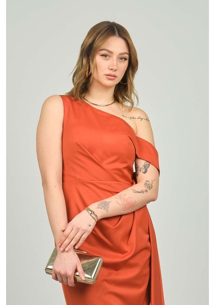 Kadın Tek Omuz Kolu Bant Detaylı Kuyruklu Abiye Elbise 1896 Tarçın modelleri