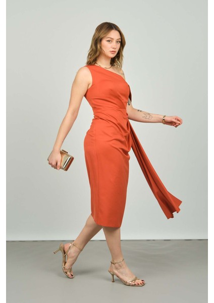 Kadın Tek Omuz Kolu Bant Detaylı Kuyruklu Abiye Elbise 1896 Tarçın fırsatları