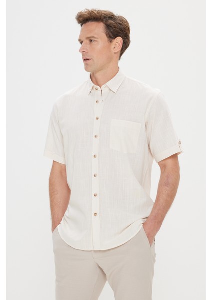 Erkek Bej Comfort Fit Rahat Kesim Düğmeli Yaka Keten Görünümlü %100 Pamuk Flamlı Kısa Kollu Gömlek