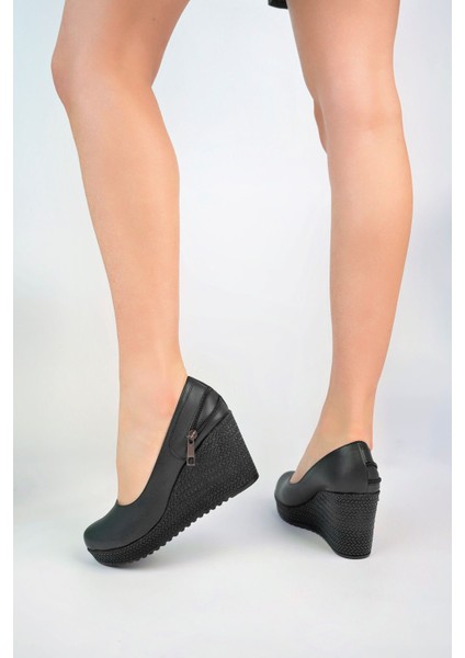 Dolgu Topuk Siyah Cilt Kadın Ayakkabı modelleri