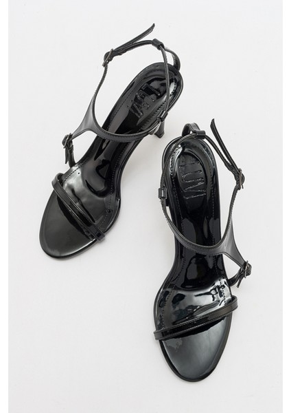 Molde Siyah Rugan Kadın Ince Topuklu Ayakkabı fırsatları