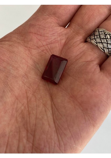 Faset Kesim Kırmızı Safir Taşı 17,6 Karat