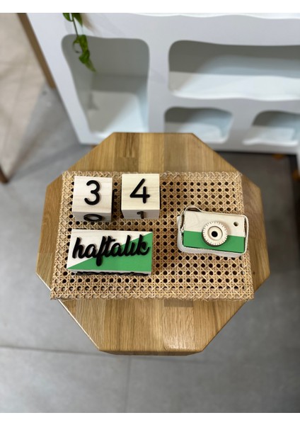 İsimli Renkli 3 Boyutlu Bebek Ahşap Hatıra Küpü Anı Küpü + Ahşap Fotoğraf Makinesi Seti / Türkçe / Yeşil